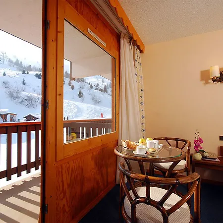 Les Arolles Отель 3*